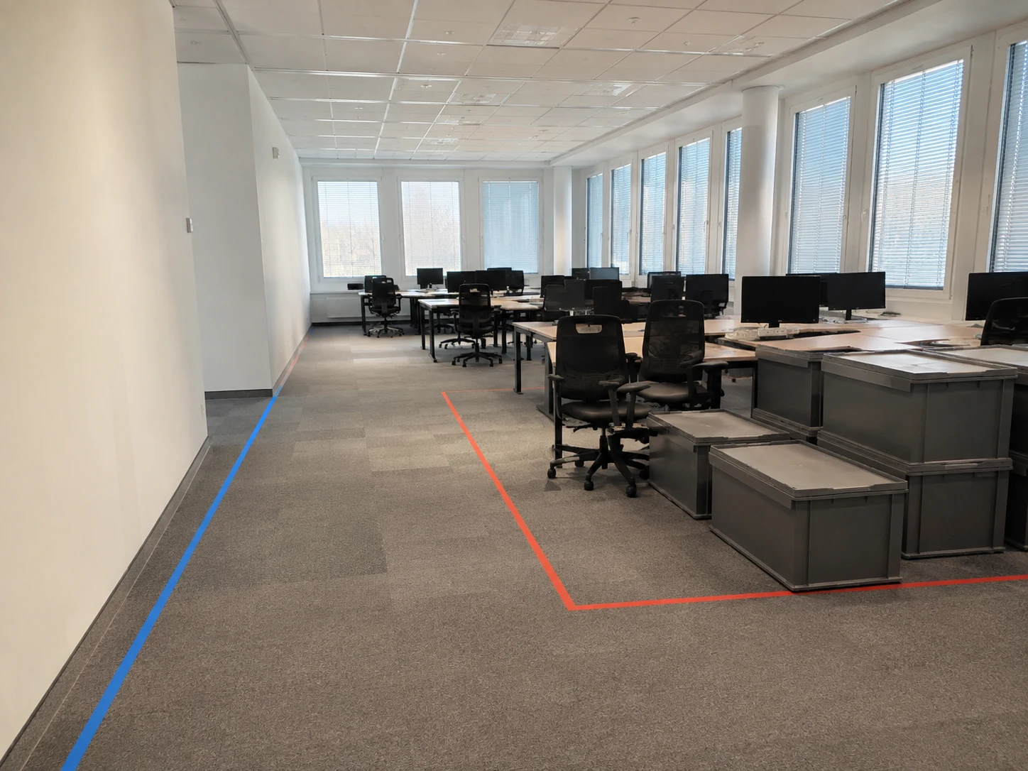 Bürofläche mit Arbeitsplätzen und Mobiliar