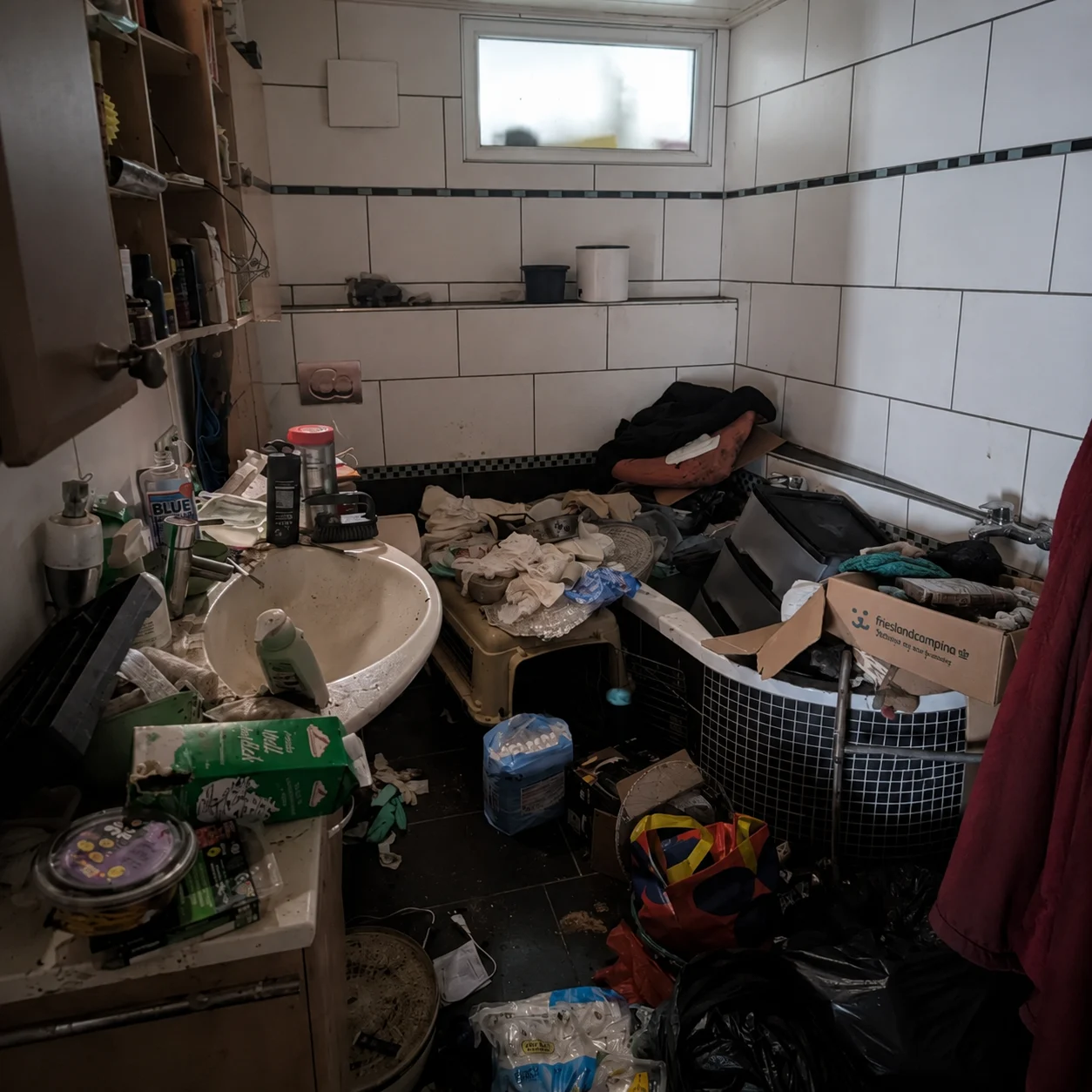 Stark zugestelltes Badezimmer vor einer Messie-Entrümpelung