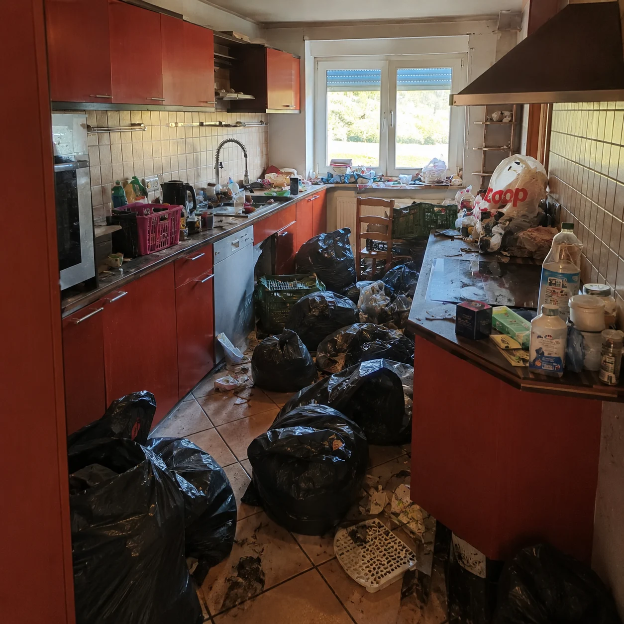 Stark zugestellte Küche vor einer Messie-Entrümpelung