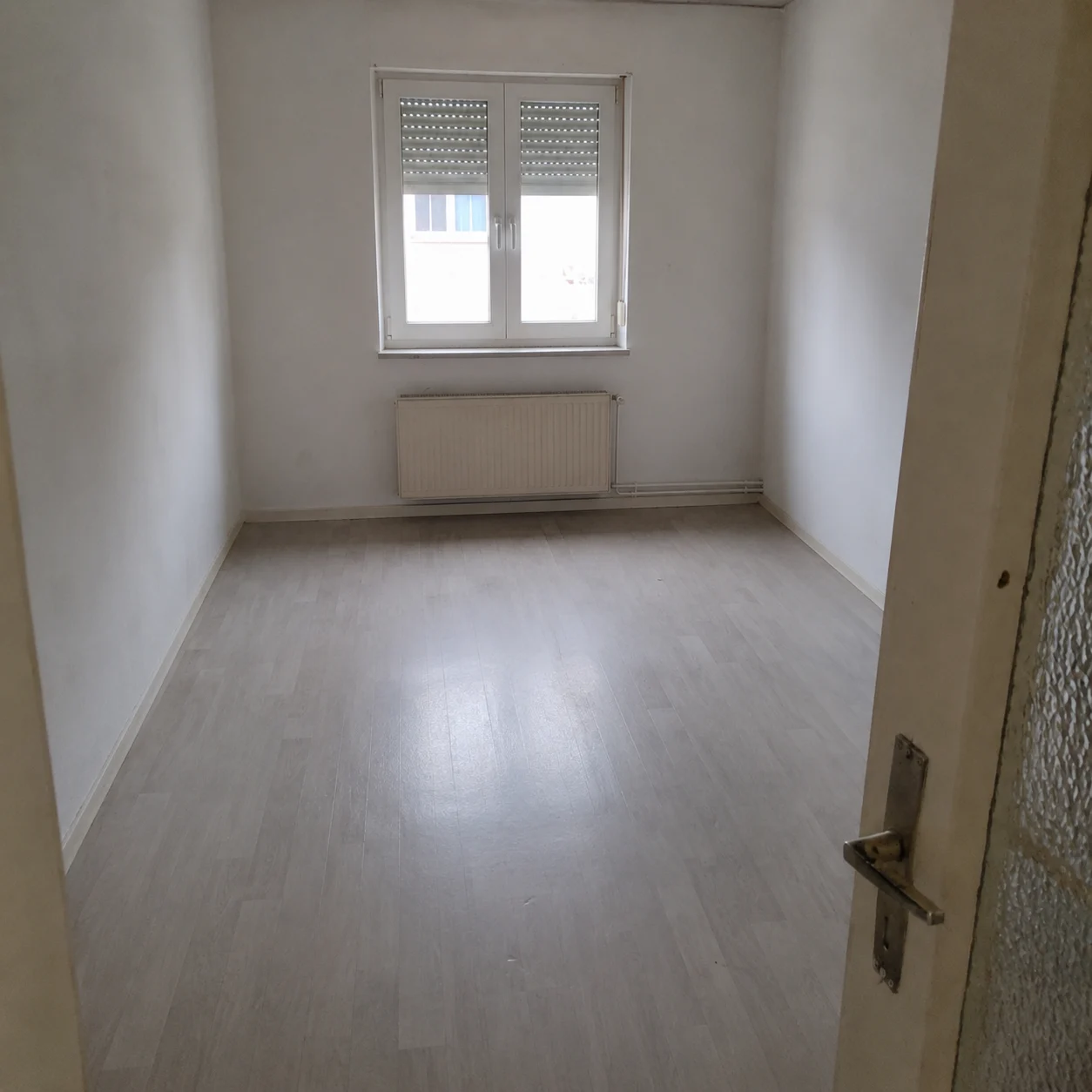 Vollständig geräumtes Zimmer nach einer Messie-Entrümpelung