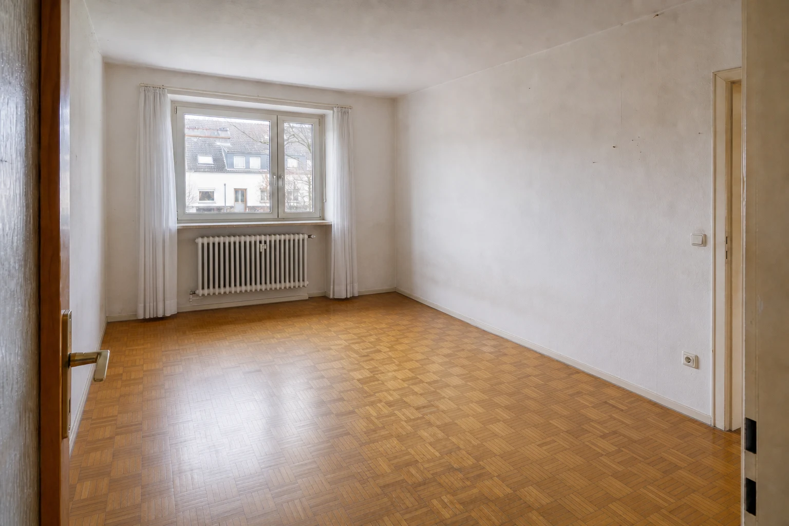 Vollständig geräumtes und besenreines Wohnzimmer nach einer Entrümpelung