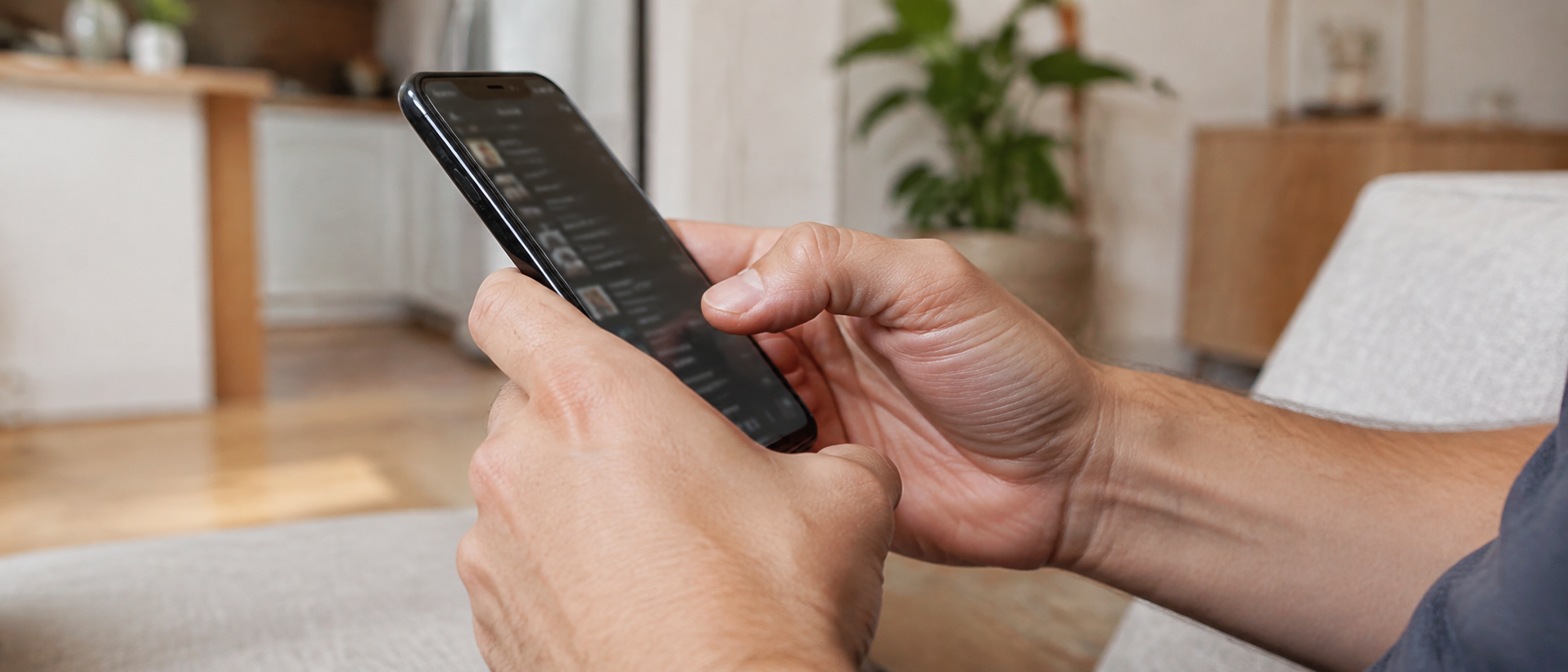 Hände mit Smartphone bei einer Anfrage